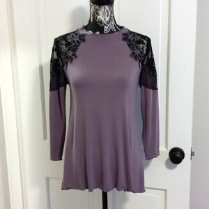 🩶Gimmicks by BKE🩶 - Gray/Black Top w/Lace Embroidered Shoulders/Sleeves